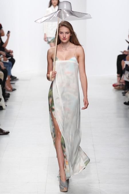 Sanne Vloet shows Paris S/S 2014 Chalayan